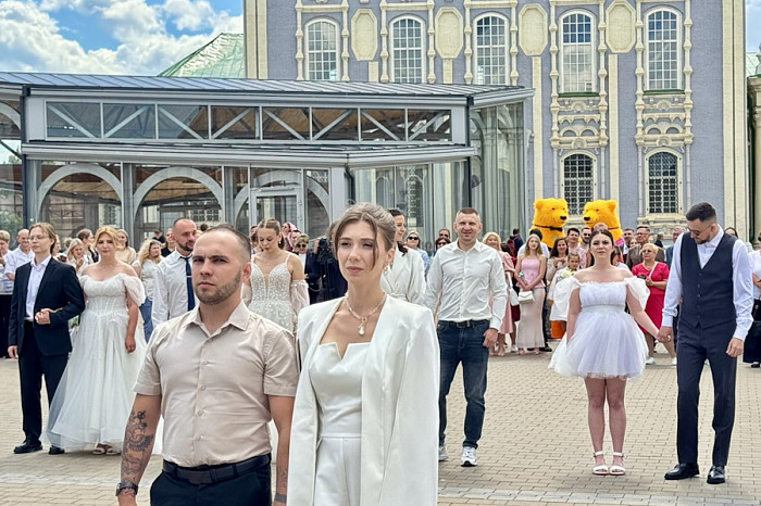 Как в кино: 16 пар одновременно исполнили свадебный вальс в Туле