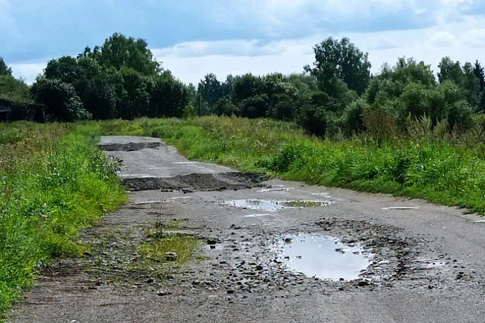 Жители деревни под Суворовом пожаловались, что после ремонта дороги стало хуже: машины не едут по крупной щебе Жители деревни под Суворовом пожаловались, что после ремонта дороги стало хуже: машины не едут по крупной щебе