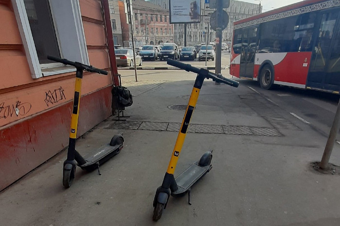 Туляки уже жалуются на самокатчиков, которые гоняют по центру: езду на СИМ там запретили, но знаков пока нет