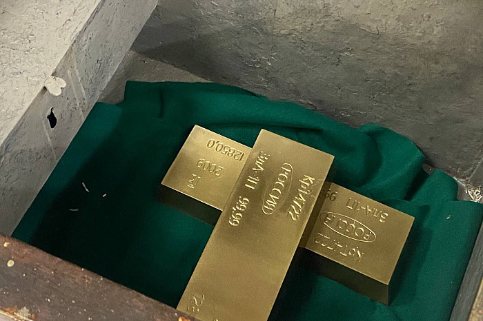 Мешок денег, слитки золота и женщины-«мальчики»: в Туле работает музей, куда пускают только по записи и дают почувствовать себя миллионером