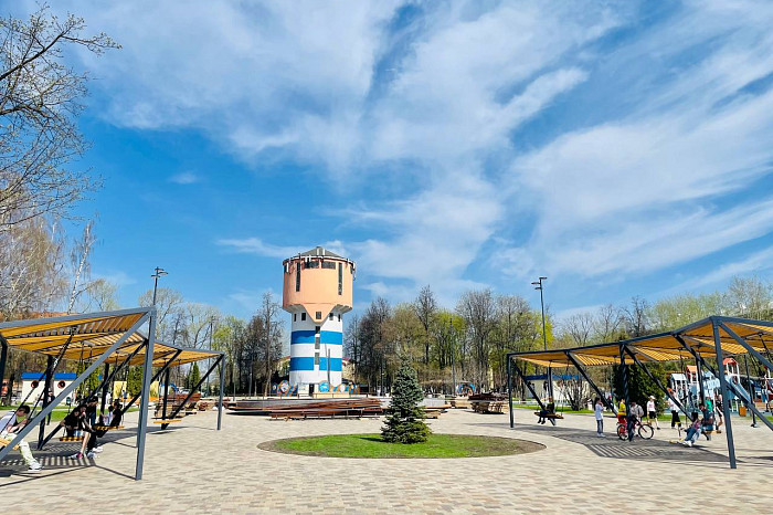 Морской стиль, классные локации, но вытоптанные газоны: тульские родители назвали плюсы и минусы игровых пространств обновленного Кировского сквера