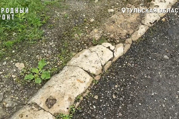 Жители Ефремова жалуются на разбитые дороги уже два года, но ремонт только переносят