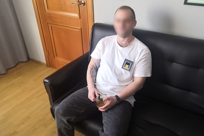 «Посмотрел на подругу и понял, что живу в аду, в куче дерьма. А думаю, что живу в замке»: три истории от тех, кто борется с наркозависимостью