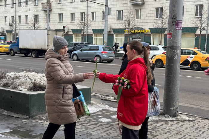 На улицах Тулы в преддверии 8 марта женщинам дарят цветы