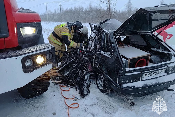 Опубликованы фото с места смертельной аварии с автобусом под Алексином