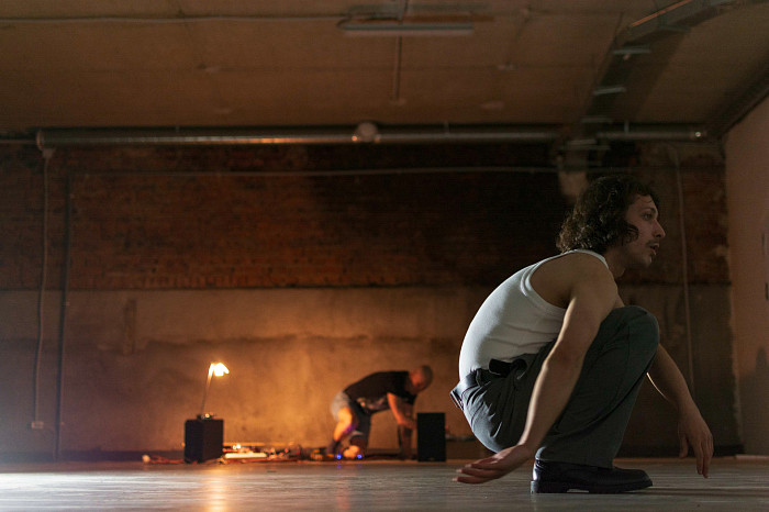 Существует ли «современное» искусство на самом деле: как тульские перформеры общались через звук, пространство и танец в прямом эфире