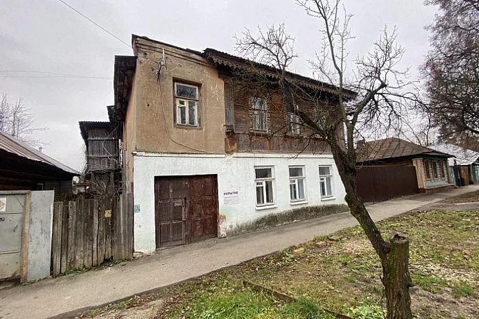 Со следами немецких пуль и палкой-подпоркой: в Туле на ремонт аварийных домов дали 1,3 млн – лишь бы не упали