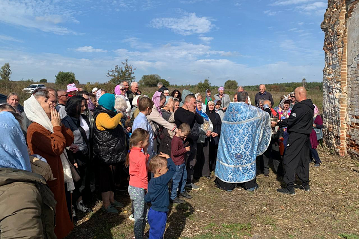 В Суворовском районе в заброшенном храме впервые прошло богослужение