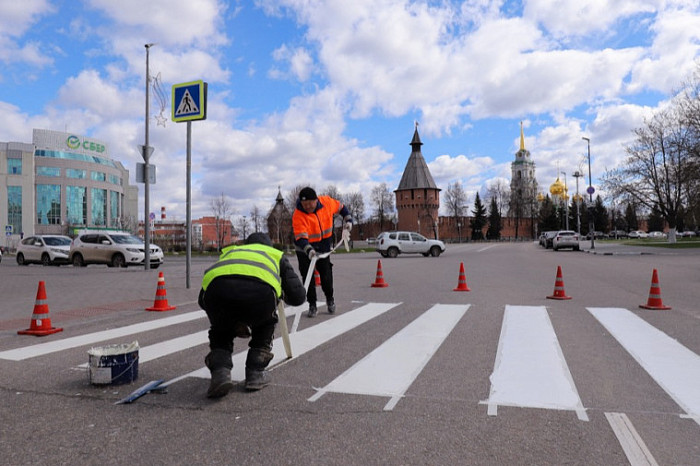 На десятках улиц Тулы обновляют дорожную разметку