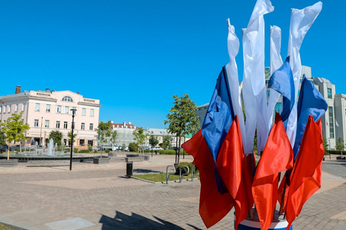 На улицах Тулы появились украшения ко Дню России На улицах Тулы появились украшения ко Дню России