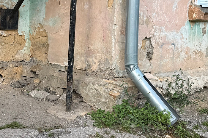 «Конечно, есть трещины, но ничего критичного нет»: В Щекине двухэтажку признали аварийной, но часть жителей против сноса и хочет остаться там жить