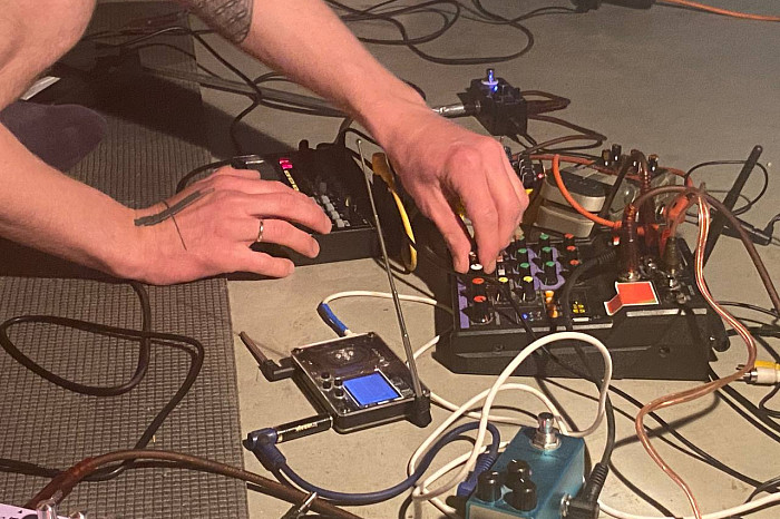 Существует ли «современное» искусство на самом деле: как тульские перформеры общались через звук, пространство и танец в прямом эфире