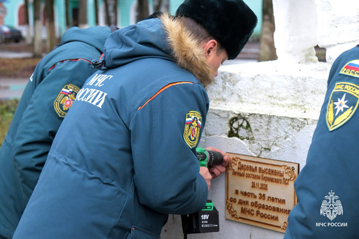 Спасатели МЧС в честь 35-летия ведомства высадили сосновую аллею в Липках