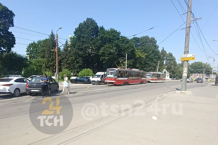 ДТП на улице Оборонной в Туле парализовало движение трамваев