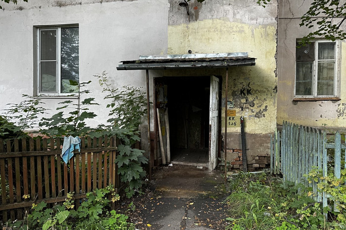 «Каждую ночь я слышу, как сыпется потолок»: в Туле шесть лет не могут расселить дом, который от разрушения спасает деревянная палка