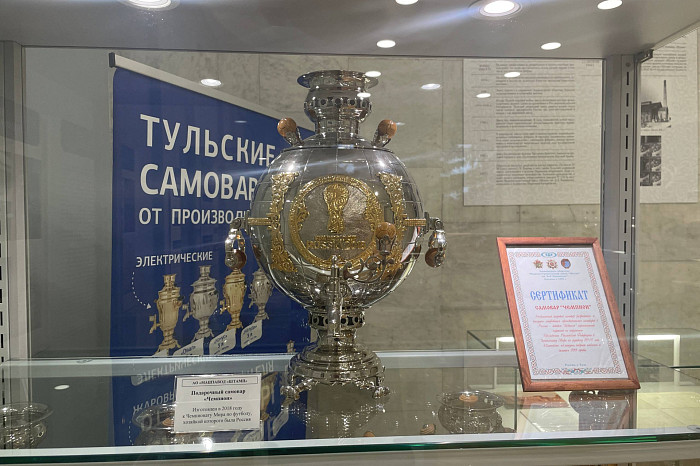 В Туле открылась выставка редчайших самоваров: есть «Миру - мир» и даже экземпляр из Букингемского дворца, который не смогли позволить себе американцы В Туле открылась выставка редчайших самоваров: есть «Миру - мир» и даже экземпляр из Букингемского дворца, который не смогли позволить себе американцы