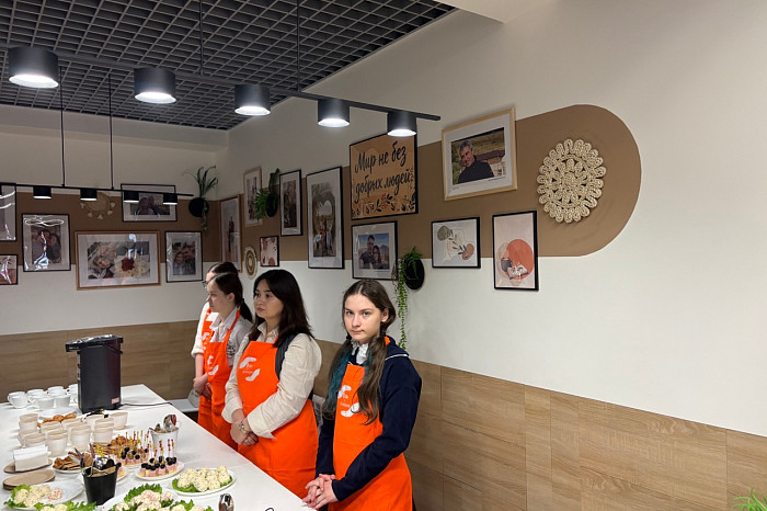 В Туле пенсионеры массово пришли на открытие кафе с бесплатными обедами