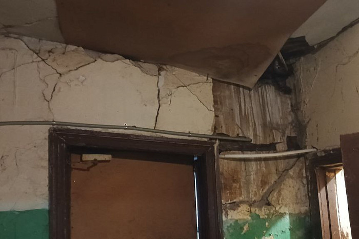 «Я думал, здесь никто не живёт»: дыры в потолке, господствующие крысы, отсутствие отопления и ядовитый воздух – дикие условия жизни в доме в центре Тулы