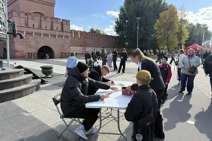 В центре Тулы проходит авфтограф-сессия футболистов «Арсенала» в рамках гастрофестиваля «Левшин 2.0 26» В центре Тулы проходит авфтограф-сессия футболистов «Арсенала» в рамках гастрофестиваля «Левшин 2.0 26»