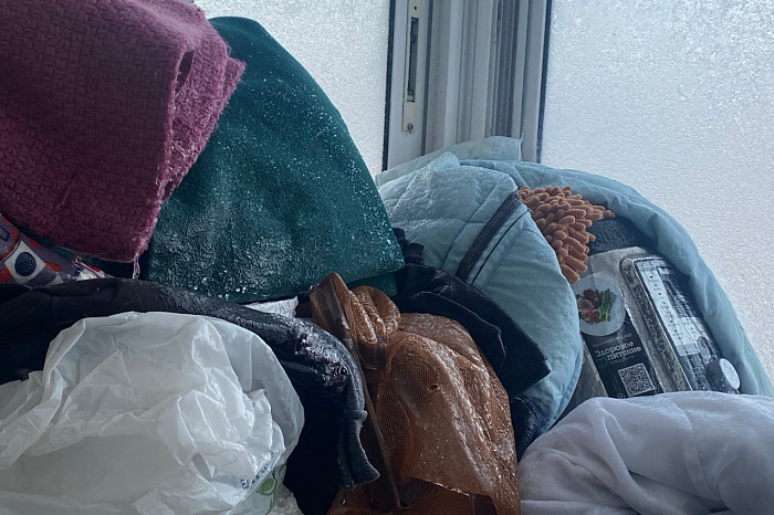 «Мы с этой текущей крышей боремся пятый год»: пенсионерка с инвалидностью ведрами выносит воду с балкона – дом заливает даже в минус 15