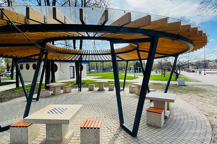 Морской стиль, классные локации, но вытоптанные газоны: тульские родители назвали плюсы и минусы игровых пространств обновленного Кировского сквера