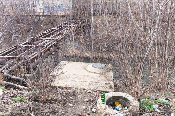Туляки пожаловались на горы мусора в реке Воронке у Красноармейского проспекта
