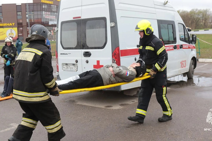 В Туле проходят соревнования спасателей ЦФО по ликвидации последствий ДТП