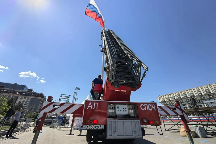 На площади Ленина в Туле обновили государственный флаг