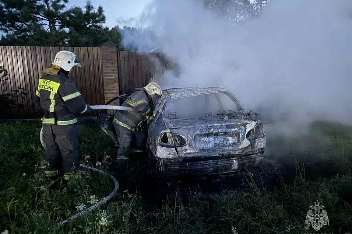 Спасатели потушили горящий автомобиль на улице Киреевской в Туле Спасатели потушили горящий автомобиль на улице Киреевской в Туле