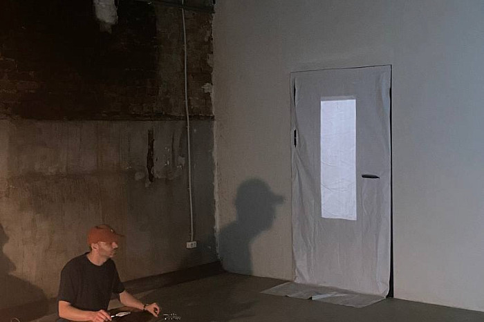 Существует ли «современное» искусство на самом деле: как тульские перформеры общались через звук, пространство и танец в прямом эфире