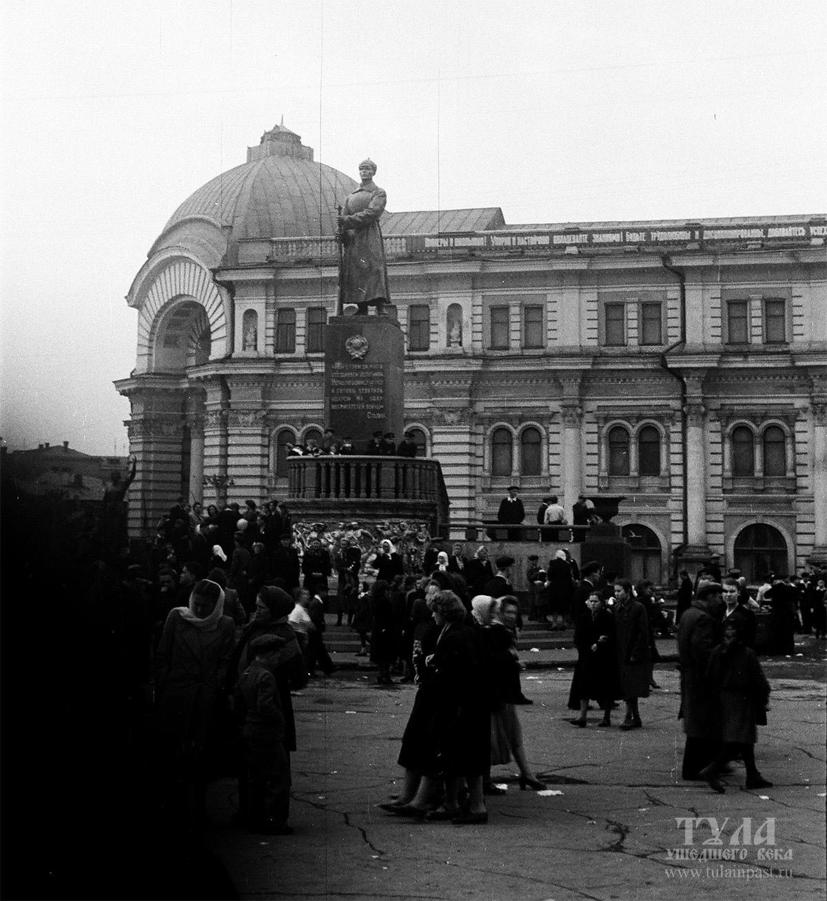 Фото: Тула ушедшего века. Однажды в 1955 году на площади Челюскинцев.