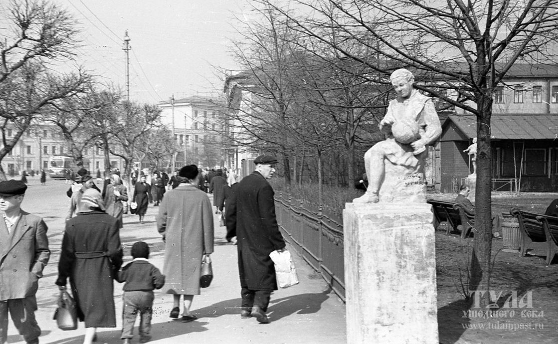 Фото: Тула ушедшего века. 1960-е годы. Вход в Пионерский сквер со стороны ул. Советской. Фото Владимира Полюбина.