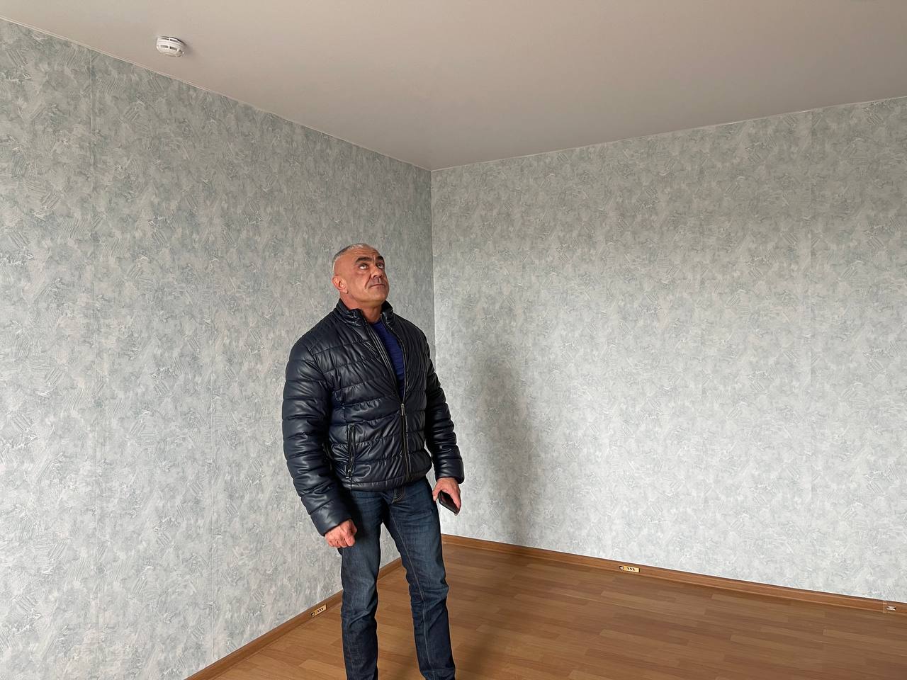 Глава администрации района Владимир Мухин осматривает квартиру в доме