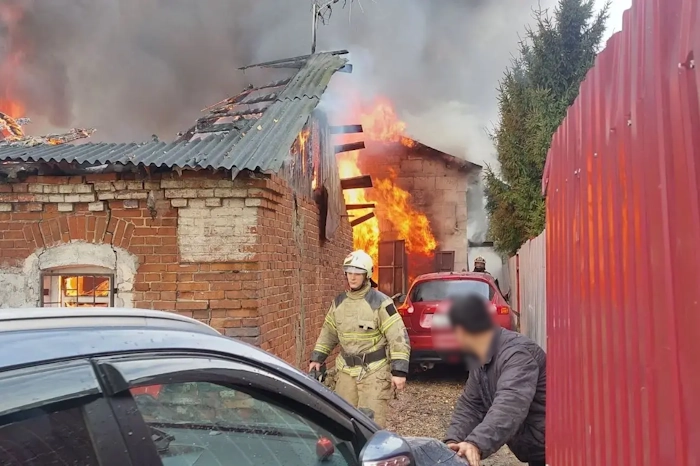 Пожар на улице Ушинского в Туле повредил машины, дома и гараж Пожар на улице Ушинского в Туле повредил машины, дома и гараж