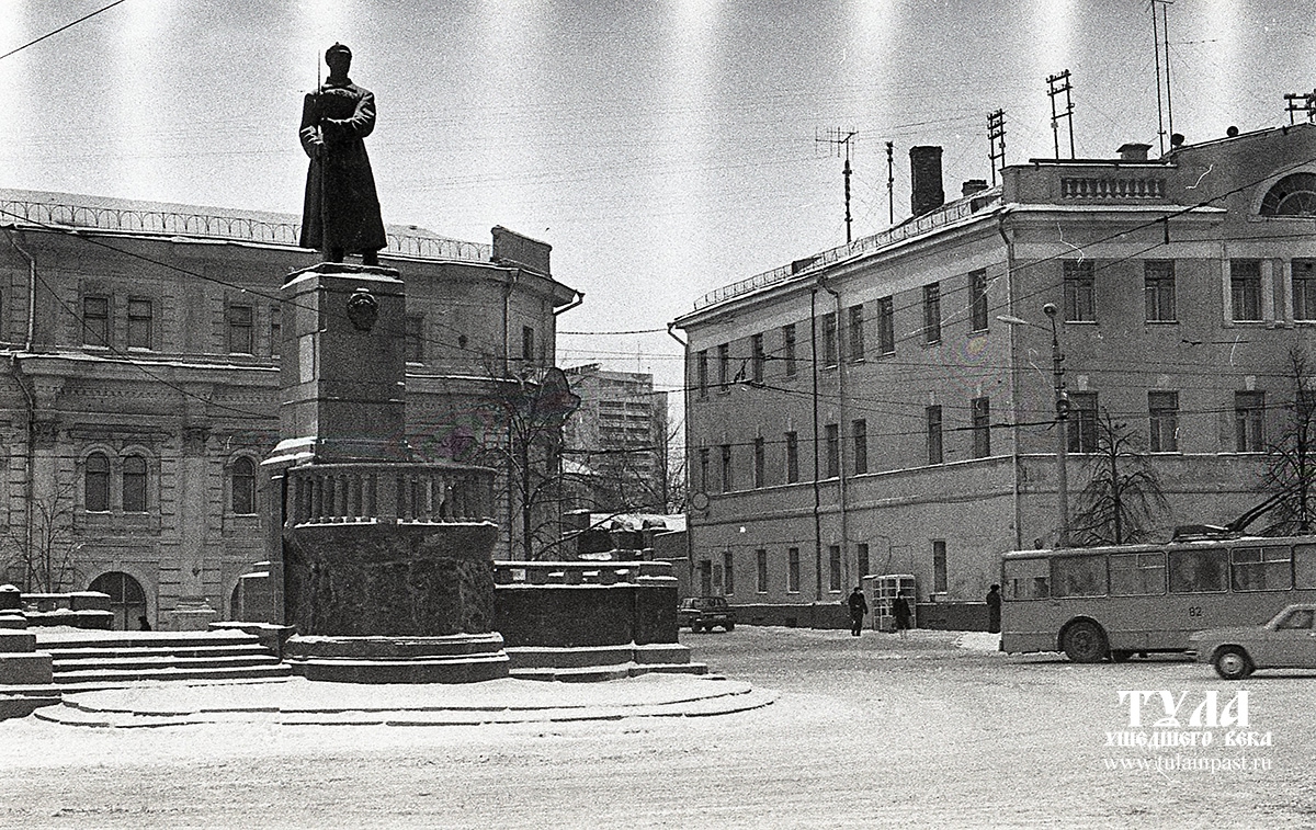 Фото: Тула ушедшего века. Январь 1987 года. Площадь Челюскинцев. Фото Владимира Белтова.