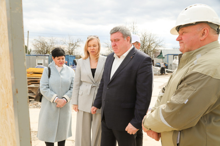 Илья Беспалов отметил, что возведение детсада синхронизировано со строительством домов / Фото: администрация Тулы