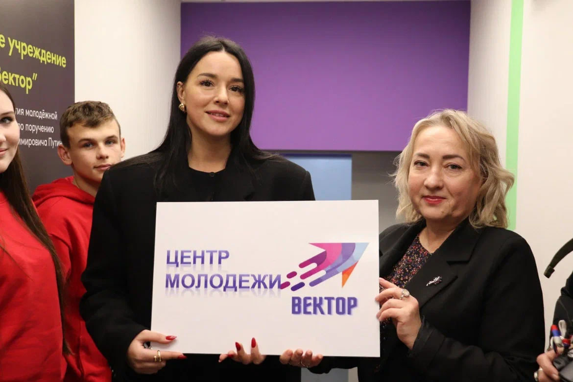 Анастасия Баринова - слева