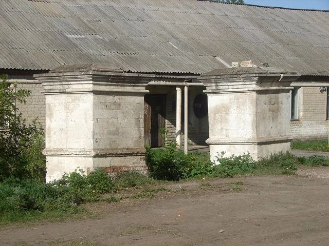 Входные пилоны усадьбы