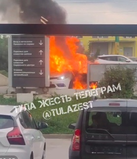 В Туле загорелся легковой автомобиль В Туле загорелся легковой автомобиль