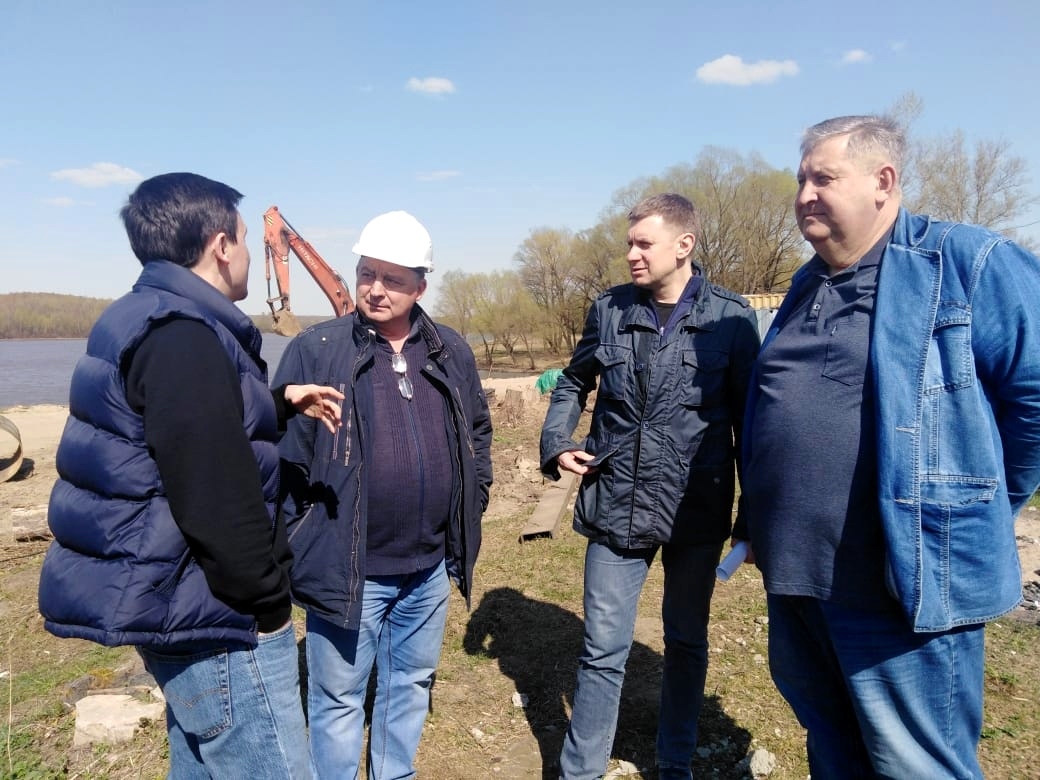инспекция ремонта плотины со стороны региональных властей, фото со страницы Вконтакте экс-главы администрации Суворовского района Геннадия Сорокина
