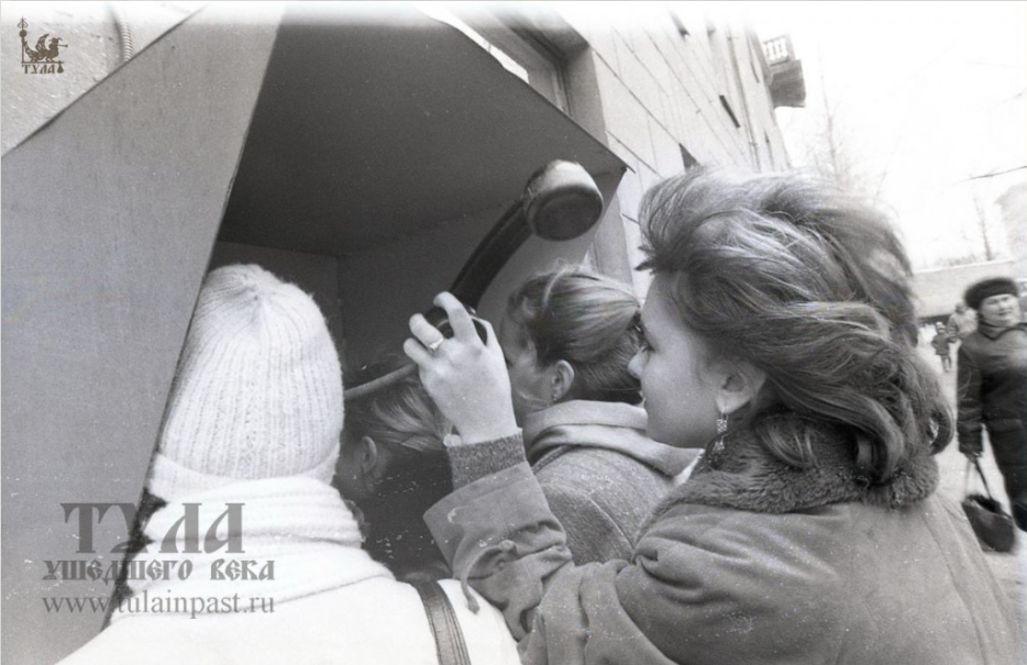 1981 год. У телефона-автомата. Фото: Тула ушедшего века