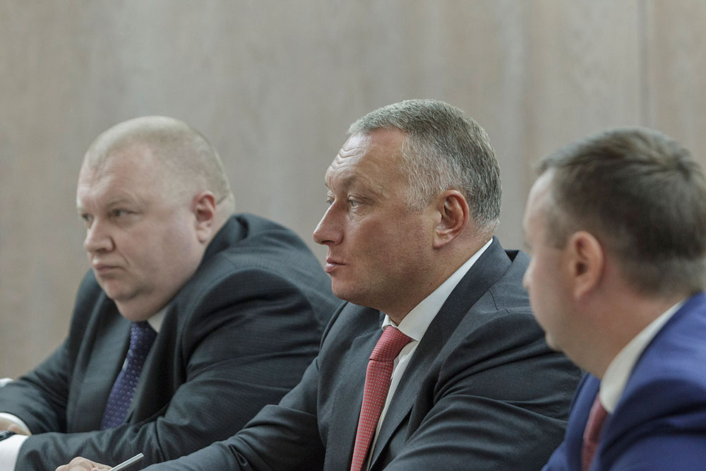 Савельев - в центре