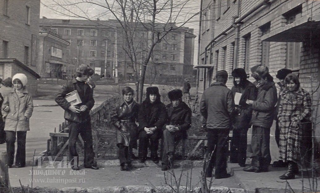 1970-е годы. Двор дома ул. Кутузова, 16. На заднем плане - кинотеатр 