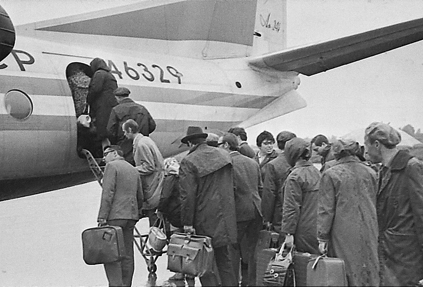 Тульский аэропорт. Посадка в самолет АН-24 Тула-Сочи. Июнь 1974. ГУ ГАТО. Нефондовая организация фотодокументов. 0-7439.