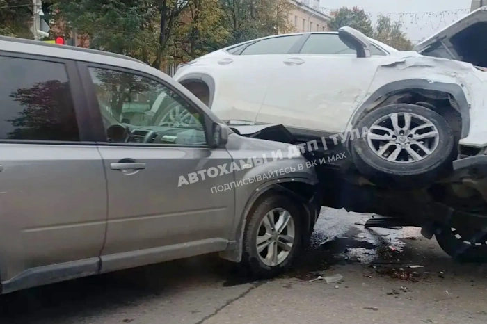 Легковушка чуть не перевернулась в ДТП на улице Кирова в Туле Легковушка чуть не перевернулась в ДТП на улице Кирова в Туле