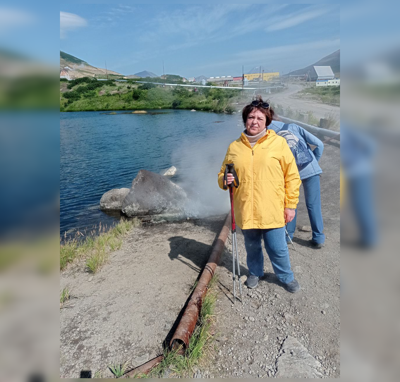 Туристы возле серных источников