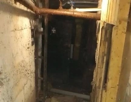 Подвал пятиэтажки в Туле постоянно затоплен: жители заявили, что в квартирах уже живут улитки Подвал пятиэтажки в Туле постоянно затоплен: жители заявили, что в квартирах уже живут улитки