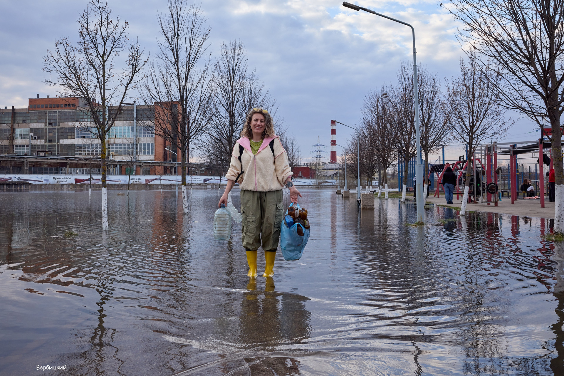 Девушка с мусором 