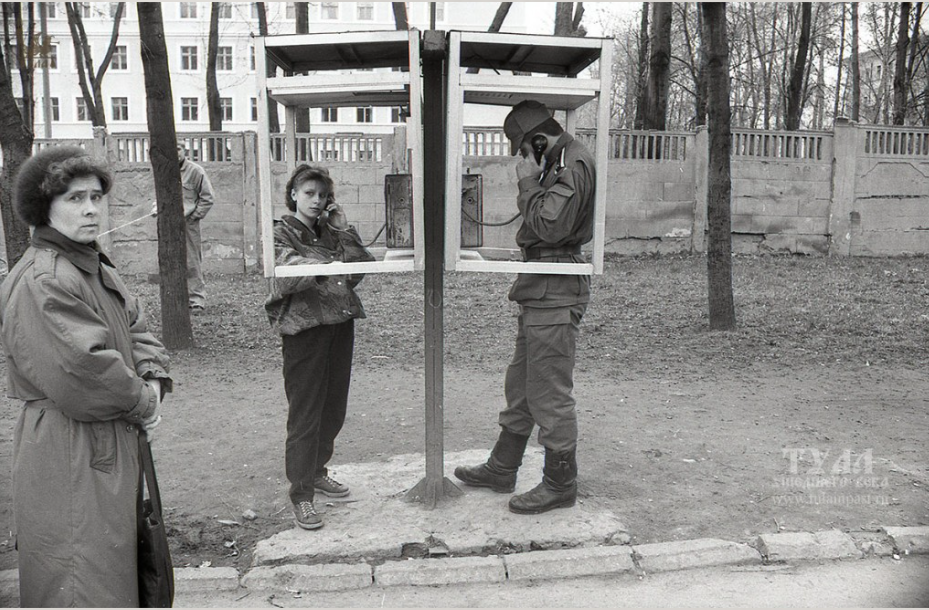 1994 год. Телефоны-автоматы у Артучилища. Фото: Тула ушедшего века