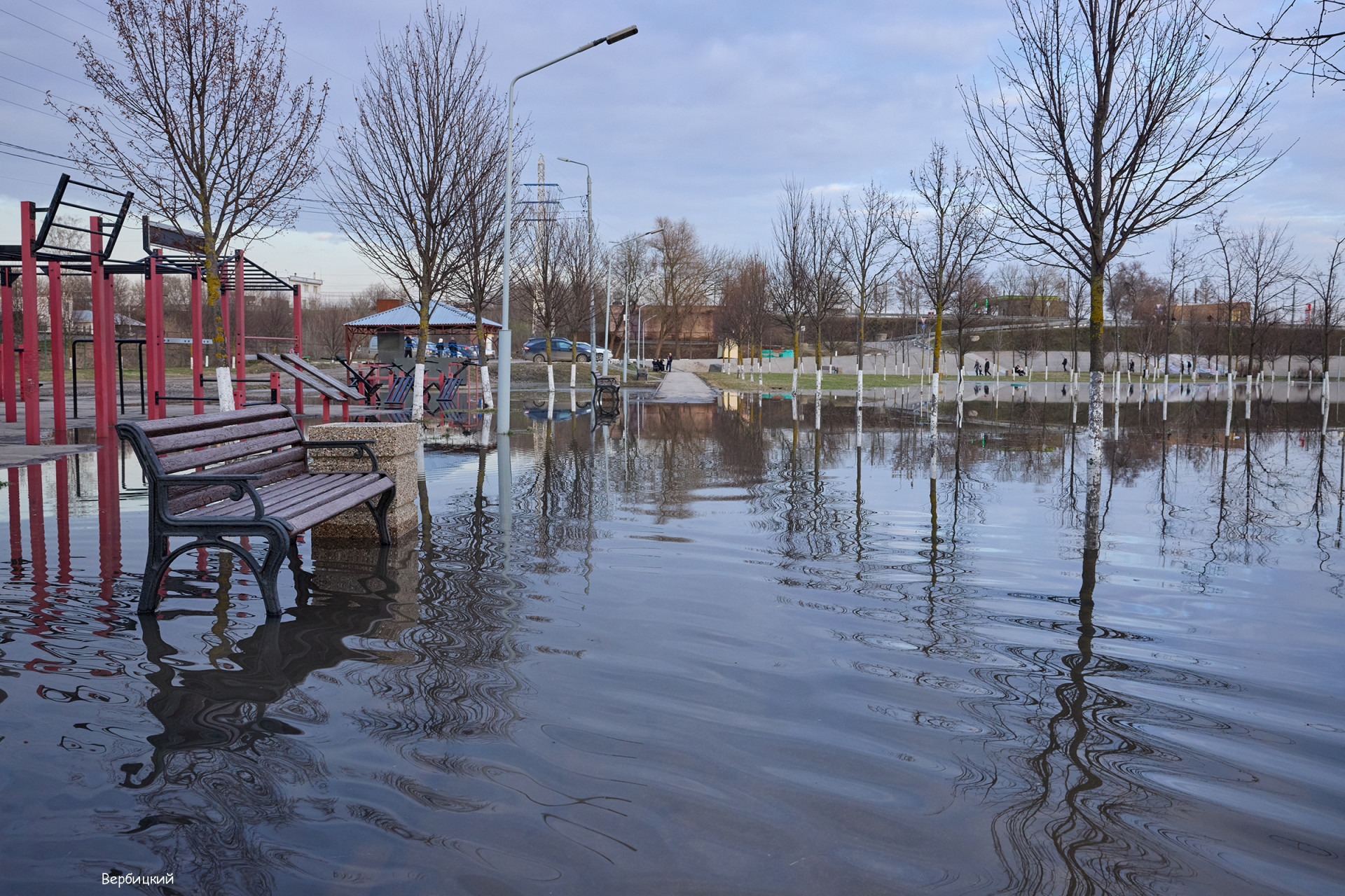 Зеркальная набережная